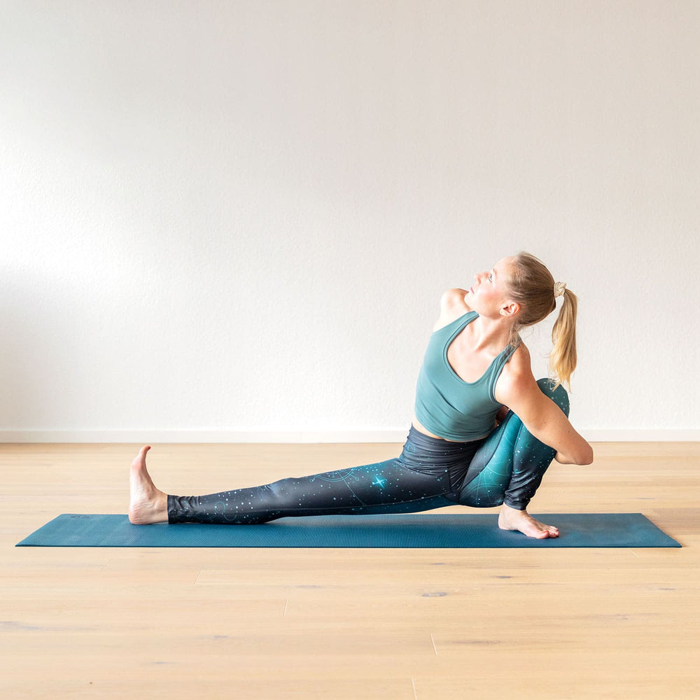 Tappetino yoga pilates Asana con modella in esercizio