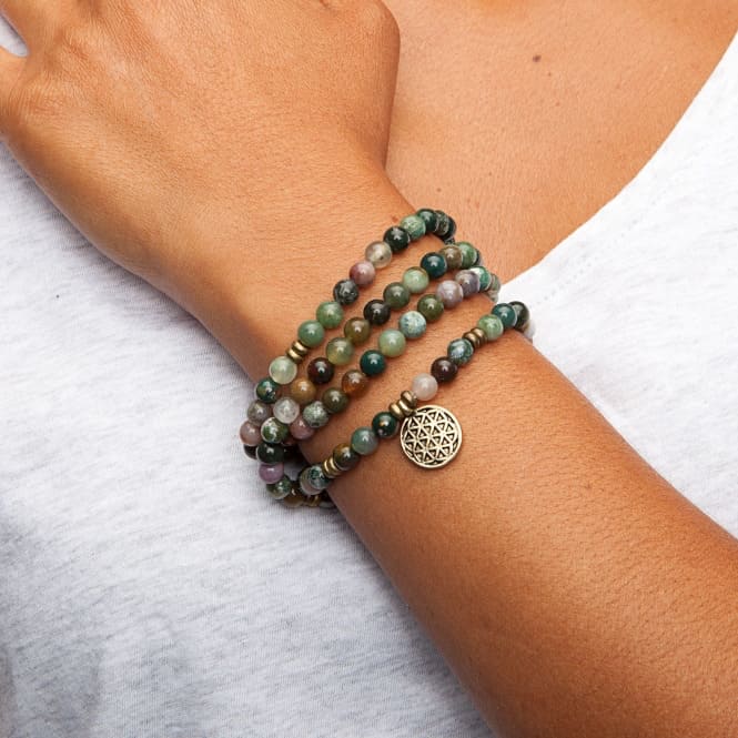 Bracciale yoga di AGATA INDIANA con ciondolo 'fiore della vita' indossato a braccialetto multifilo