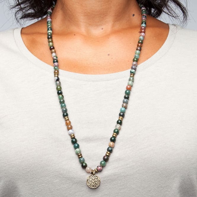 Bracciale yoga di AGATA INDIANA con ciondolo 'fiore della vita' indossato come collana