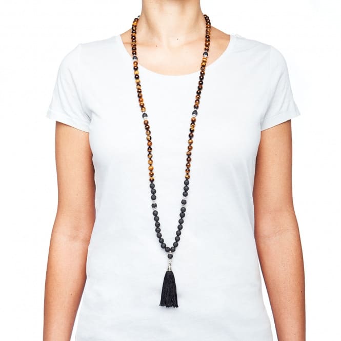 Mala in pietra occhio di tigre, lucida, e pietra lavica, indossato