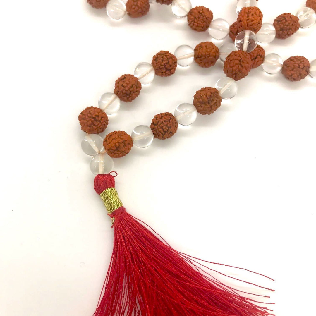 Mala di semi di rudra alternati a perline di cristallo di rocca trasparente, con nappina rossa dettaglio