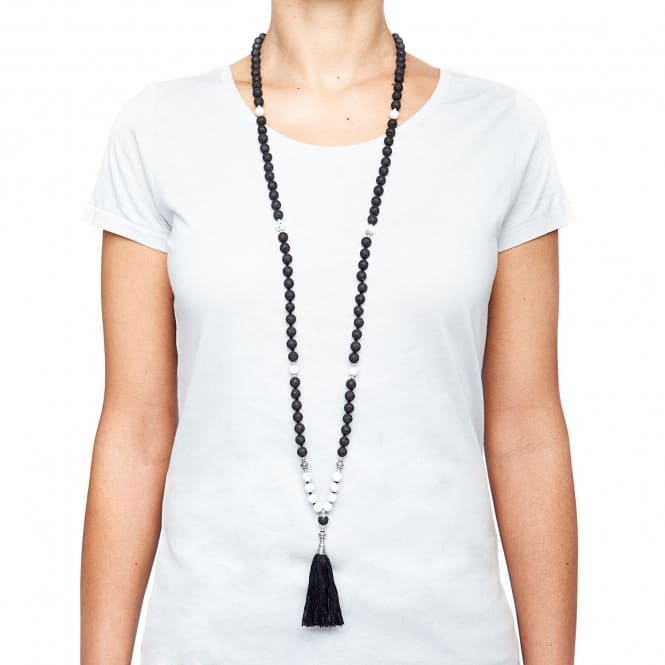 Mala in pietra lavica e Howlite con 108 perline e charme indossato