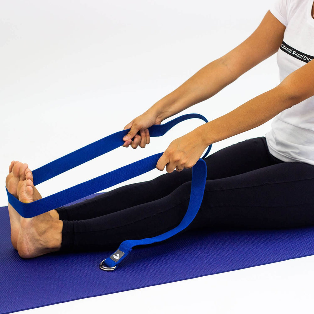 cintura yoga per stretching qui la gamba