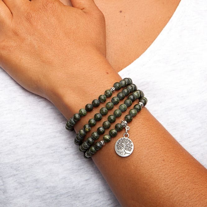 Mala-bracciale di serpentina verde con ciondolo albero della vita, elasticizzato indossato al polso in 4 giri