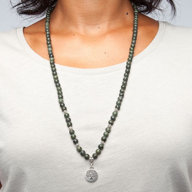 Mala-bracciale di serpentina verde con ciondolo albero della vita, elasticizzato indossato come collana