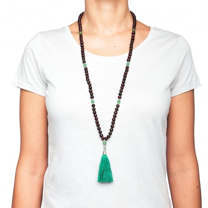 Mala in legno di rosa e onice verde, annodato ogni grano singolarmente, doppio filo. Nappina color verde smeraldo indossato