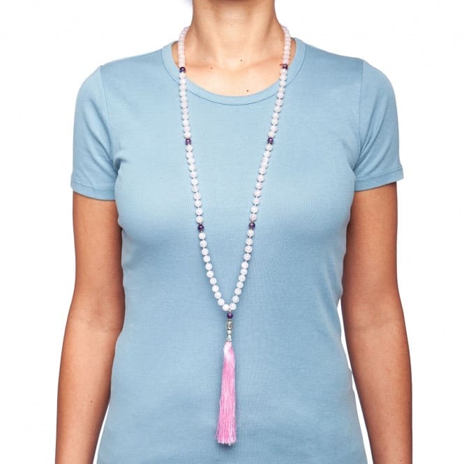 Mala in quarzo rosa e alcune perline intercalate di ametistacon guru bead in ametista e sotto a questo charme con viso di buddha  indossato