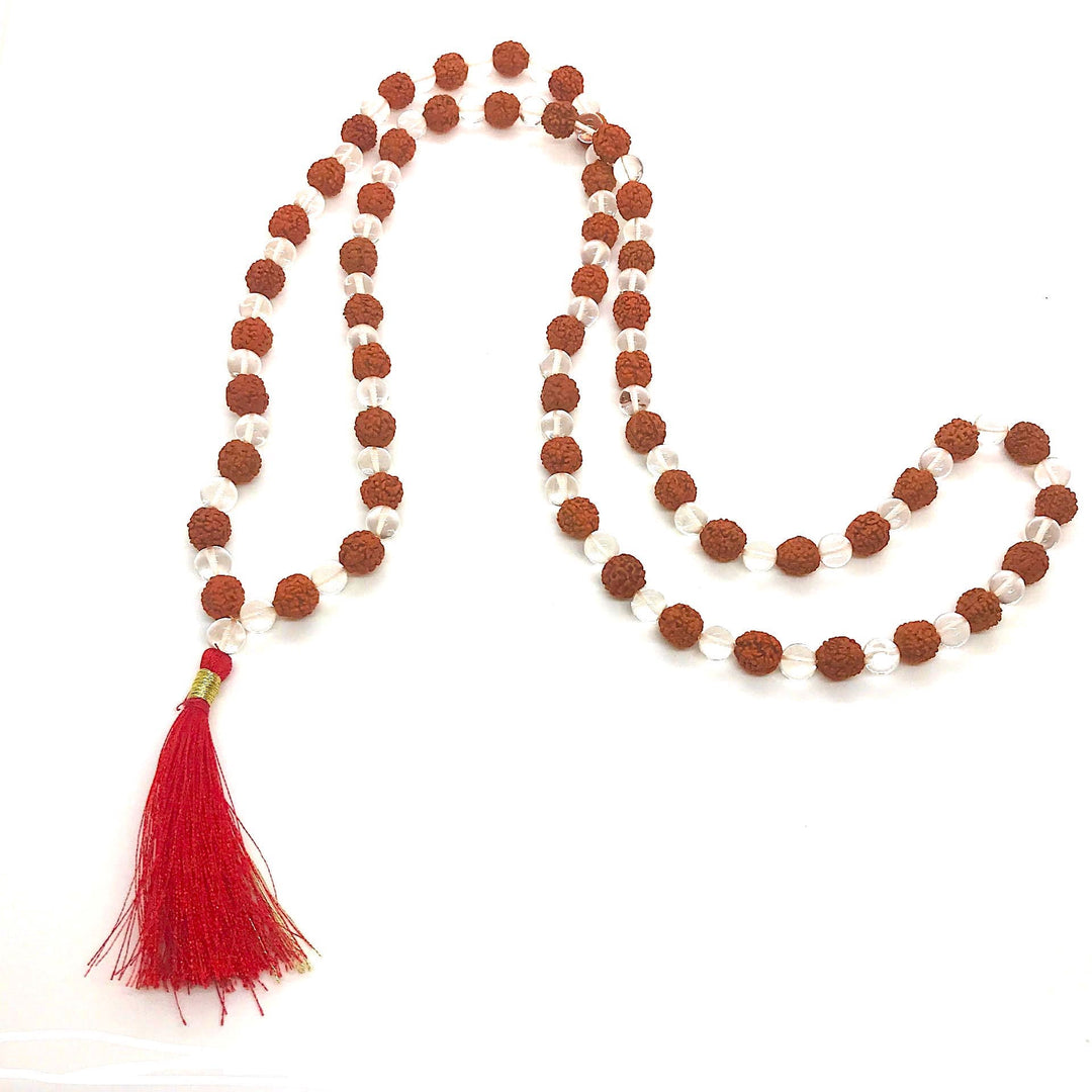 Mala di semi di rudra alternati a perline di cristallo di rocca trasparente, con nappina rossa