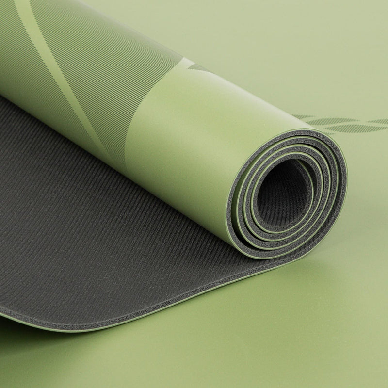 zoom su superficie tappetino yoga verde salvia in gomma 
