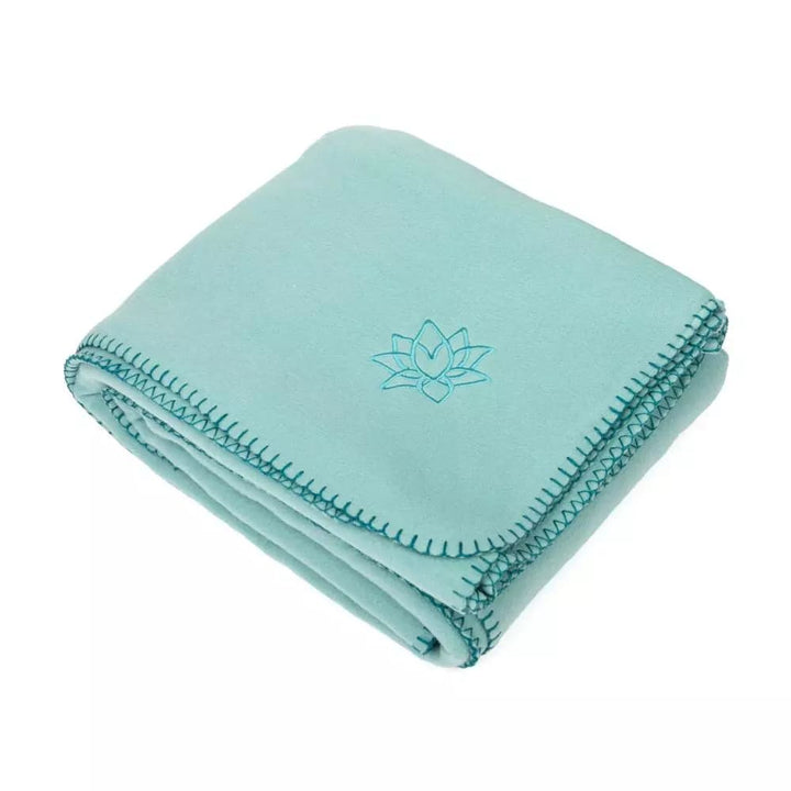 coperta Asana con ricamo loto, color verdeacqua, ripiegata