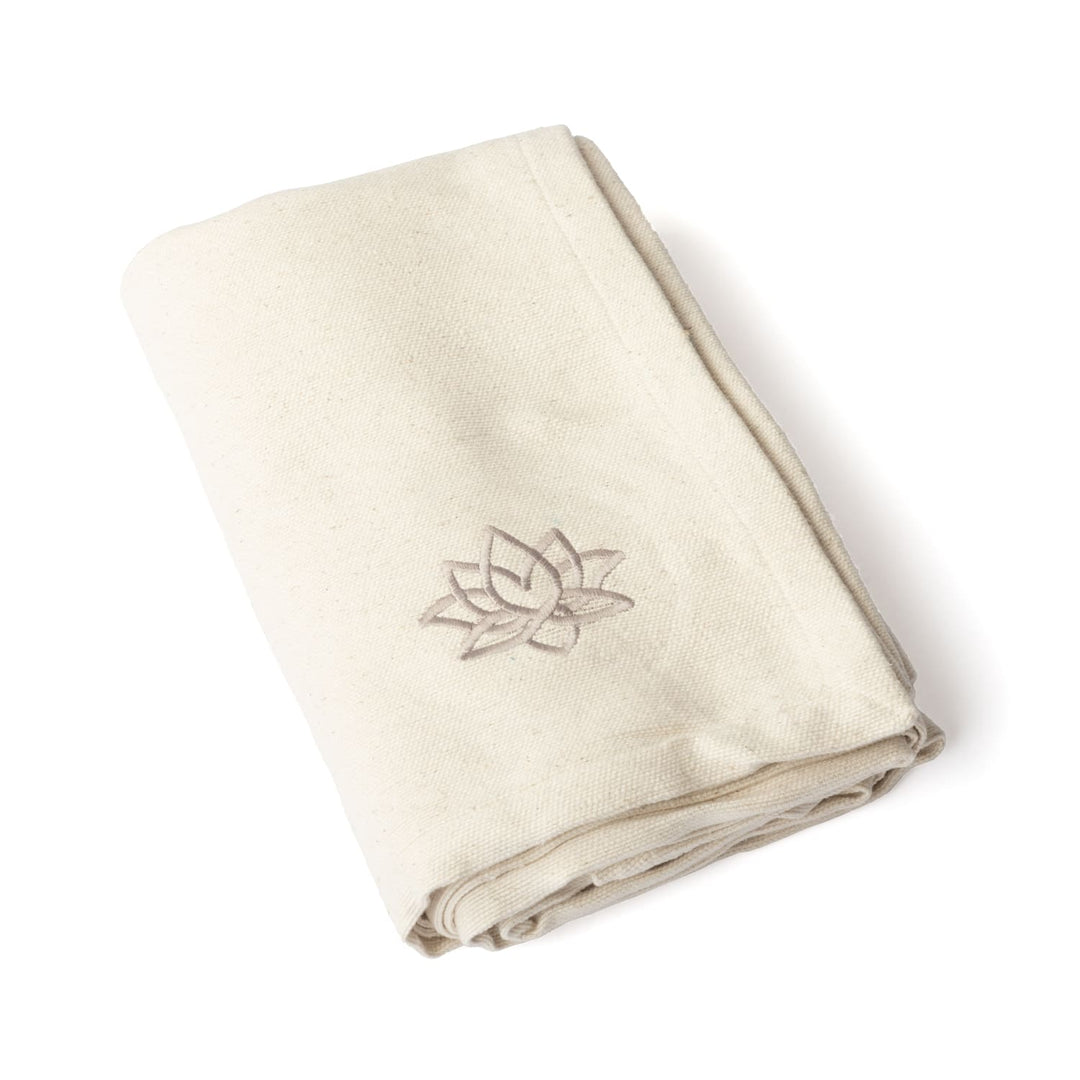 Shavasana coperta yoga con ricamo loto color ecru ripiegata