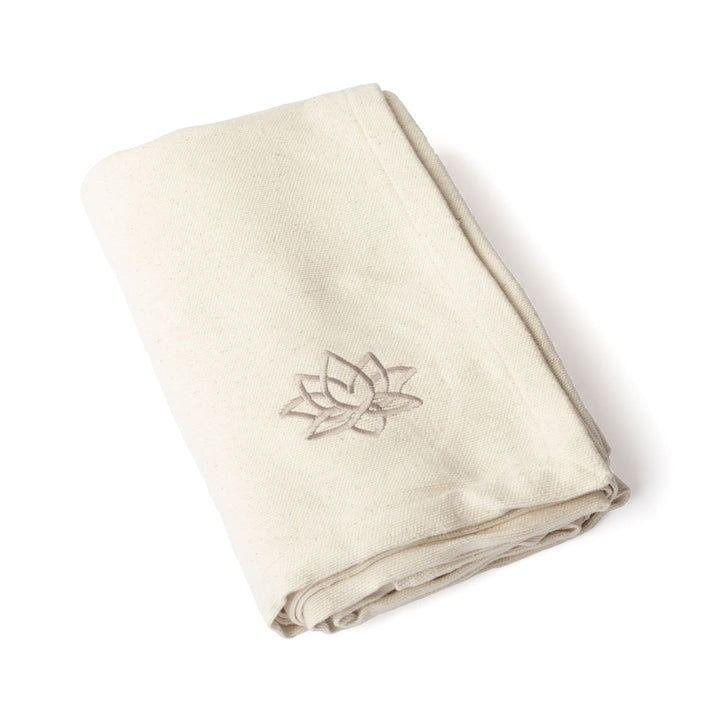 Shavasana coperta yoga con ricamo loto color ecru ripiegata