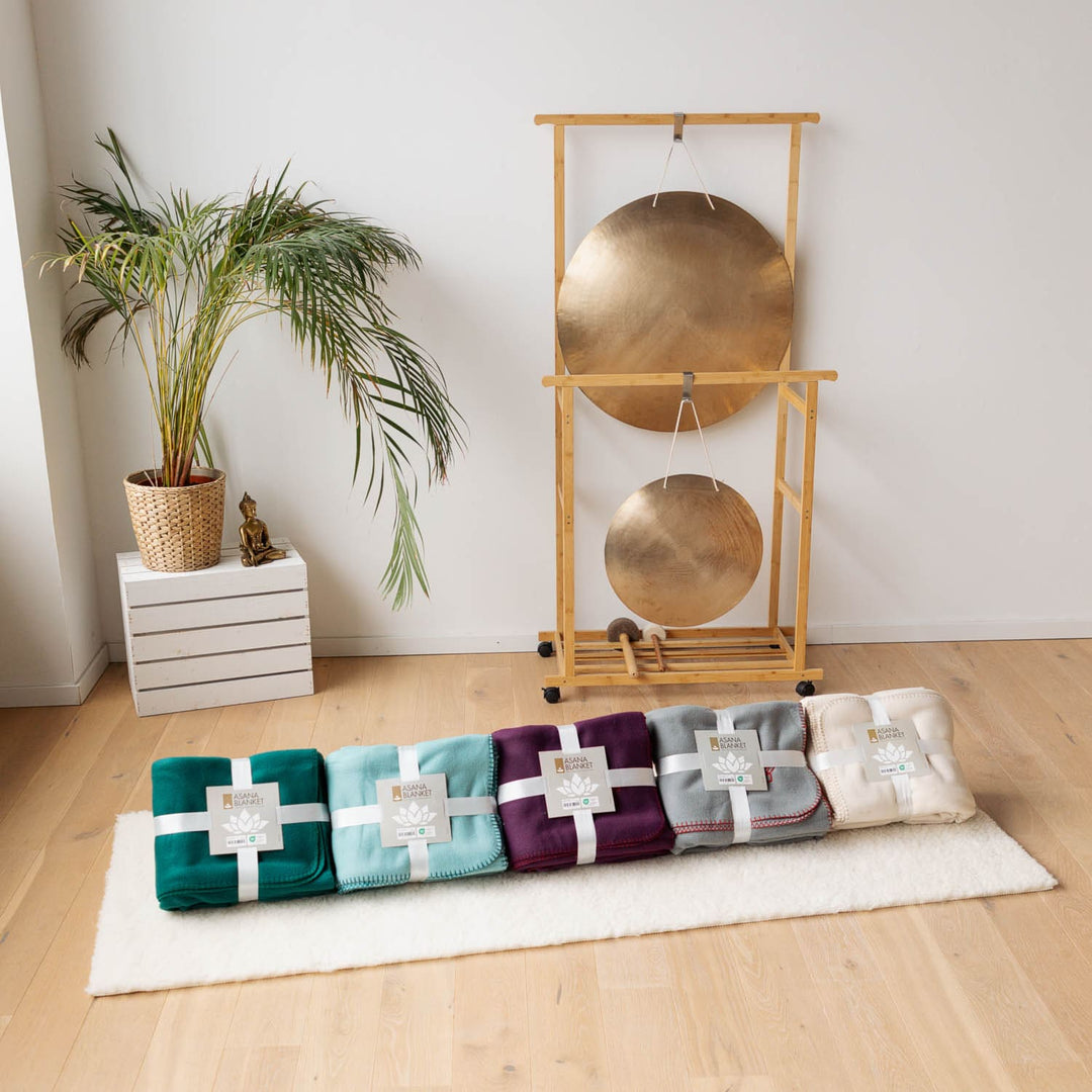 coperta Asana con ricamo loto, tutti i colori in studio yoga, con gong sullo sfondo