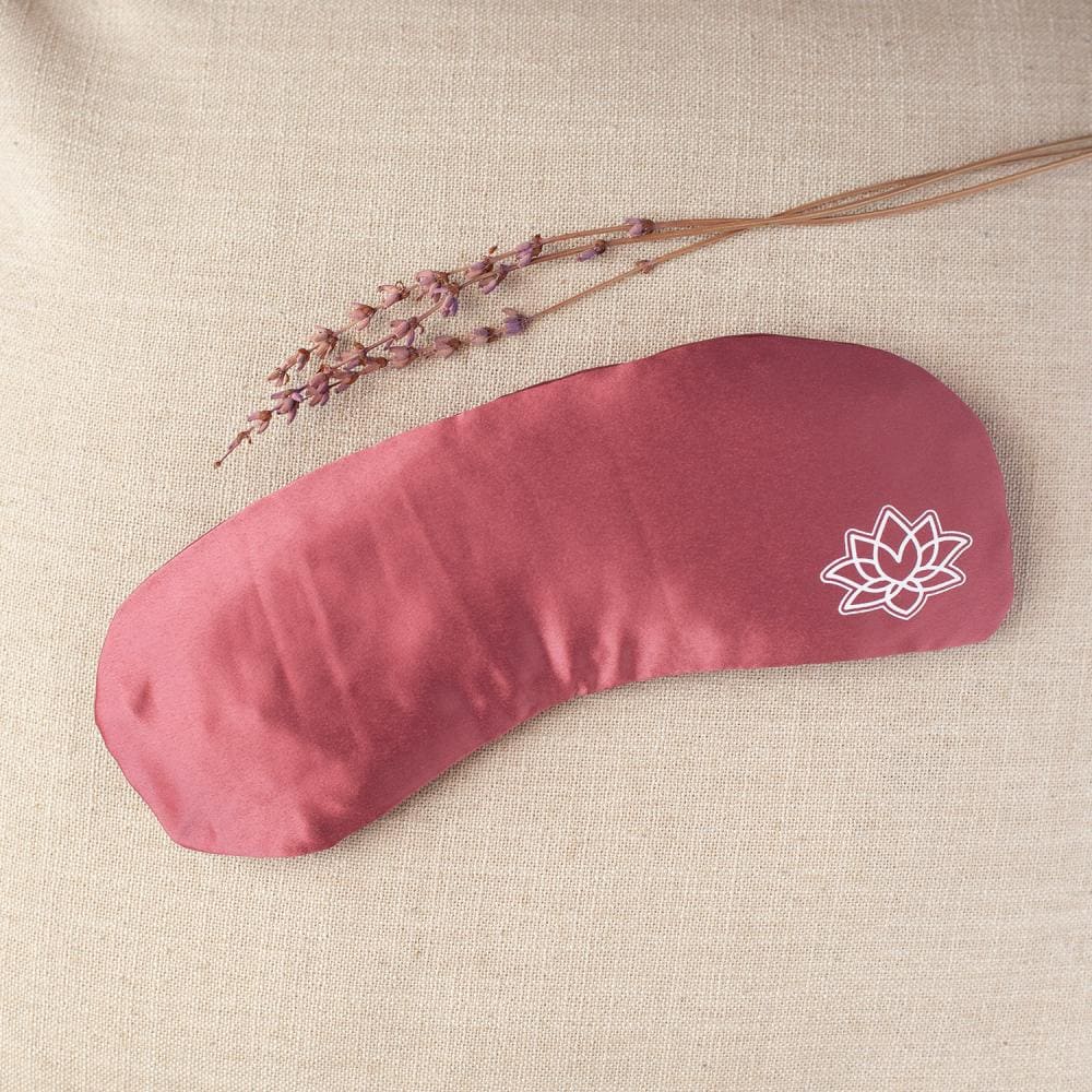 cuscinetto riposa occhi color rosé su sfondo ecru con spiga