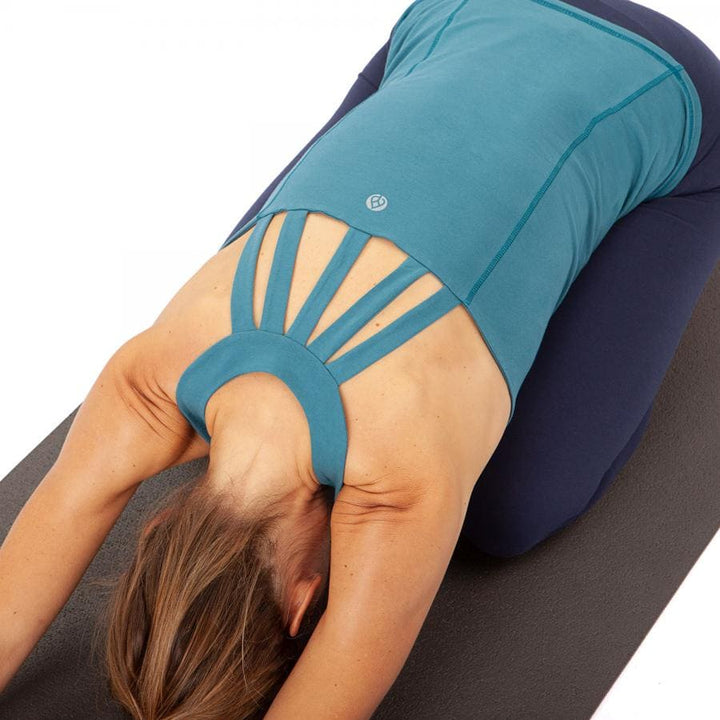 Modella con canotta yoga 'FITWEAR' color smeraldo a raggiera sul dorso piegata in avanti