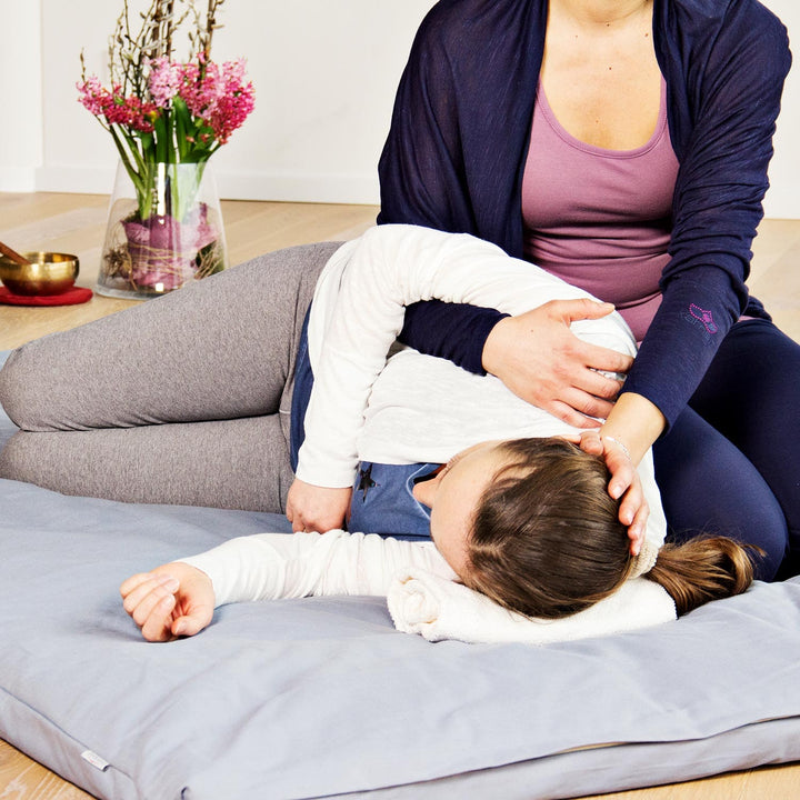 pratica shiatsu su futon in cotone