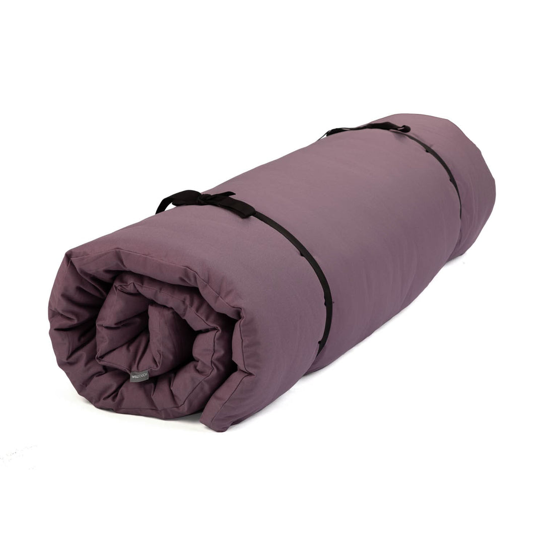 futon arrotolato e chiuso con cinture color mora
