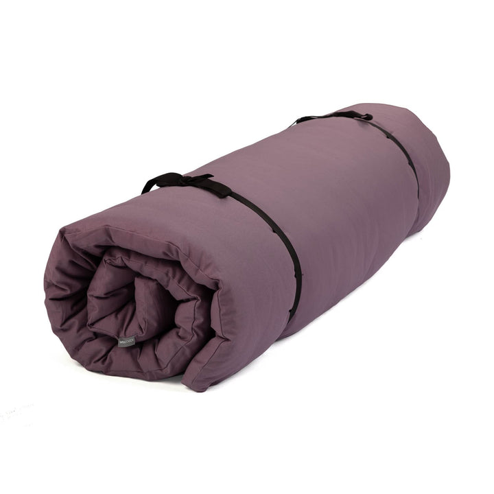 futon arrotolato e chiuso con cinture color mora