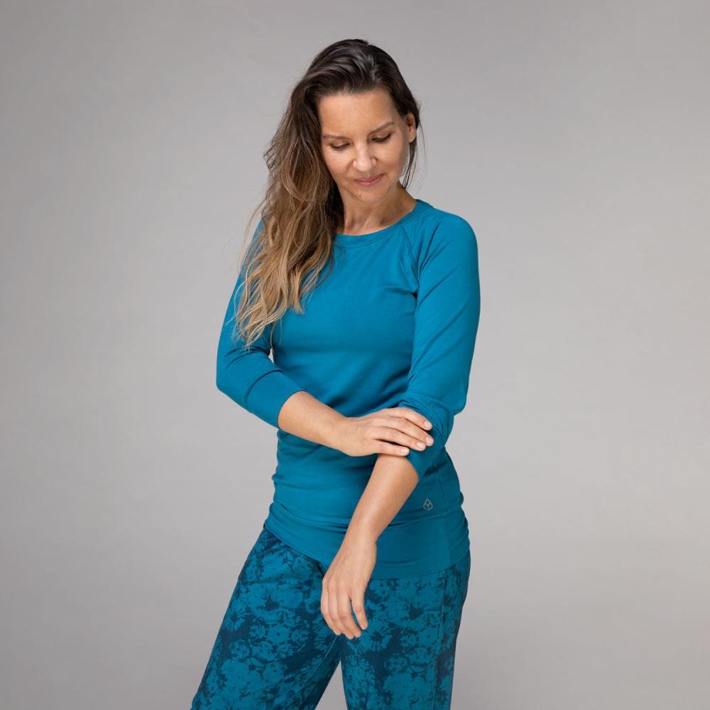 Maglia Easywear con maniche a 3/4, azzurra, con polsini e fascia sui fianchi su modella in piedi