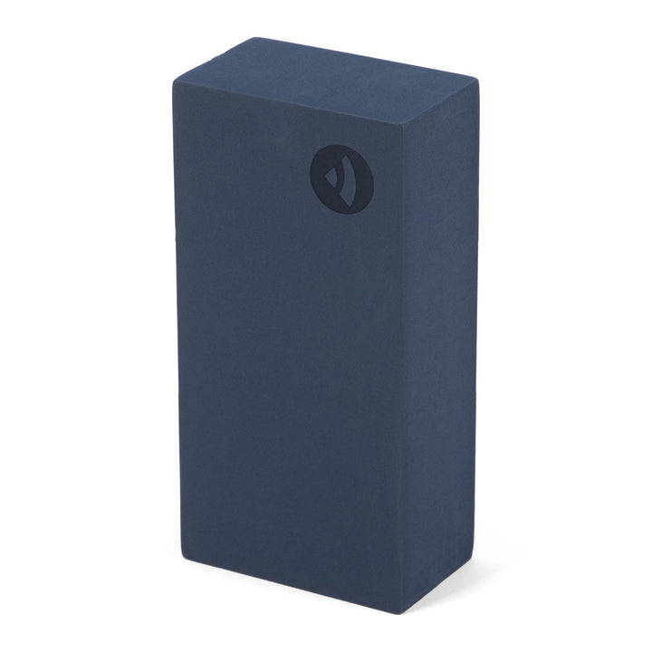 mattoncino yoga color blu scuro in piedi