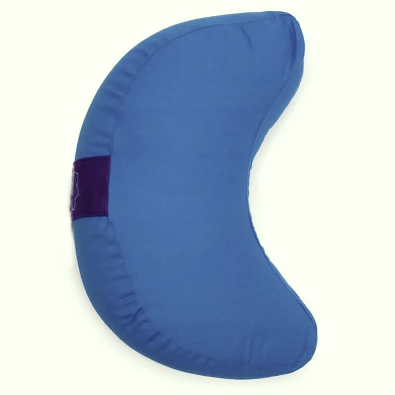 Cuscino yoga e meditazione a mezzaluna color indaco seduta