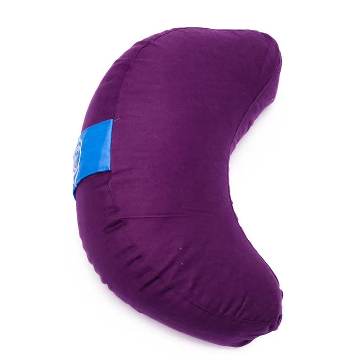Cuscino yoga e meditazione a mezzaluna color viola seduta