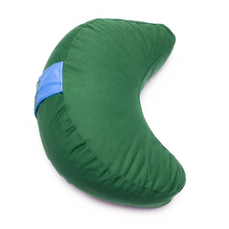 Cuscino yoga e meditazione a mezzaluna color verde seduta