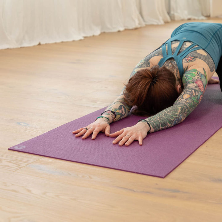 modella su materassino yoga rishikesh berry