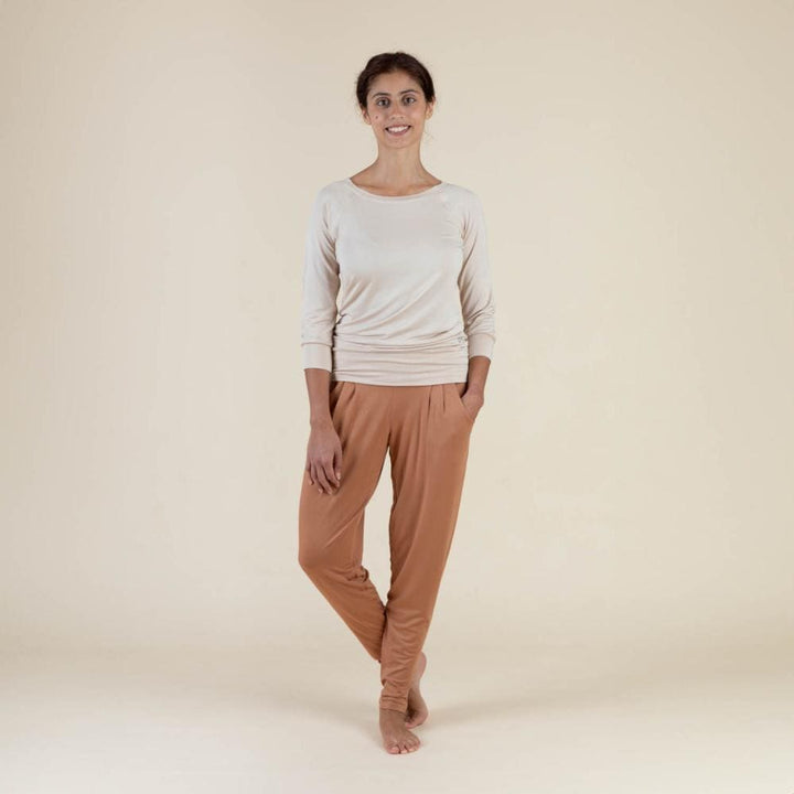 pantalone yoga Loose pant stile harem color caramello su modella