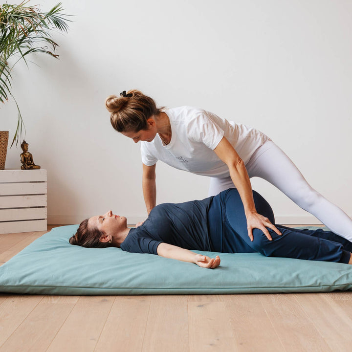 modella fa manovra shiatsu su futon 5 strati non sfoderabile color verde acqua