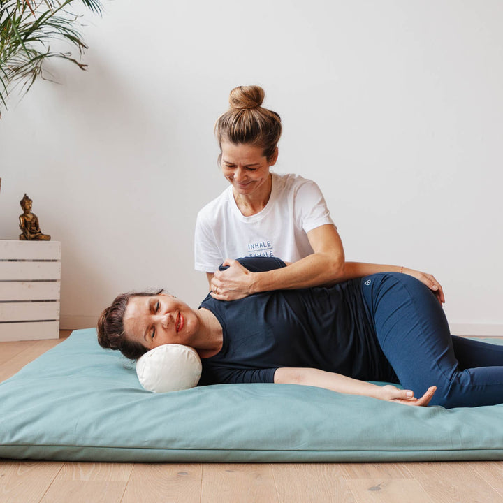 sessione di shiatsu su futon verde acqua