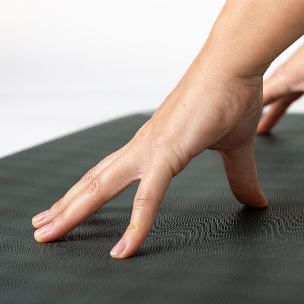 mani modella su tappetino yoga ravvicinato