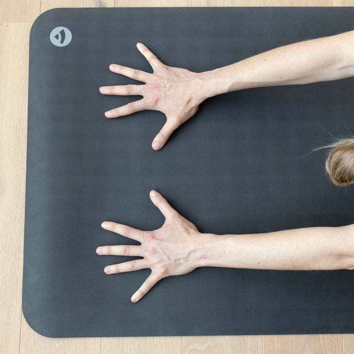Tappetino bodhi yoga ecopro modella su tappetino