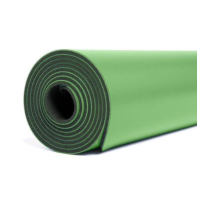 'TRIBALIGN' Tappetino yoga in gomma blu con linee per allineamento arrotolato verde mela