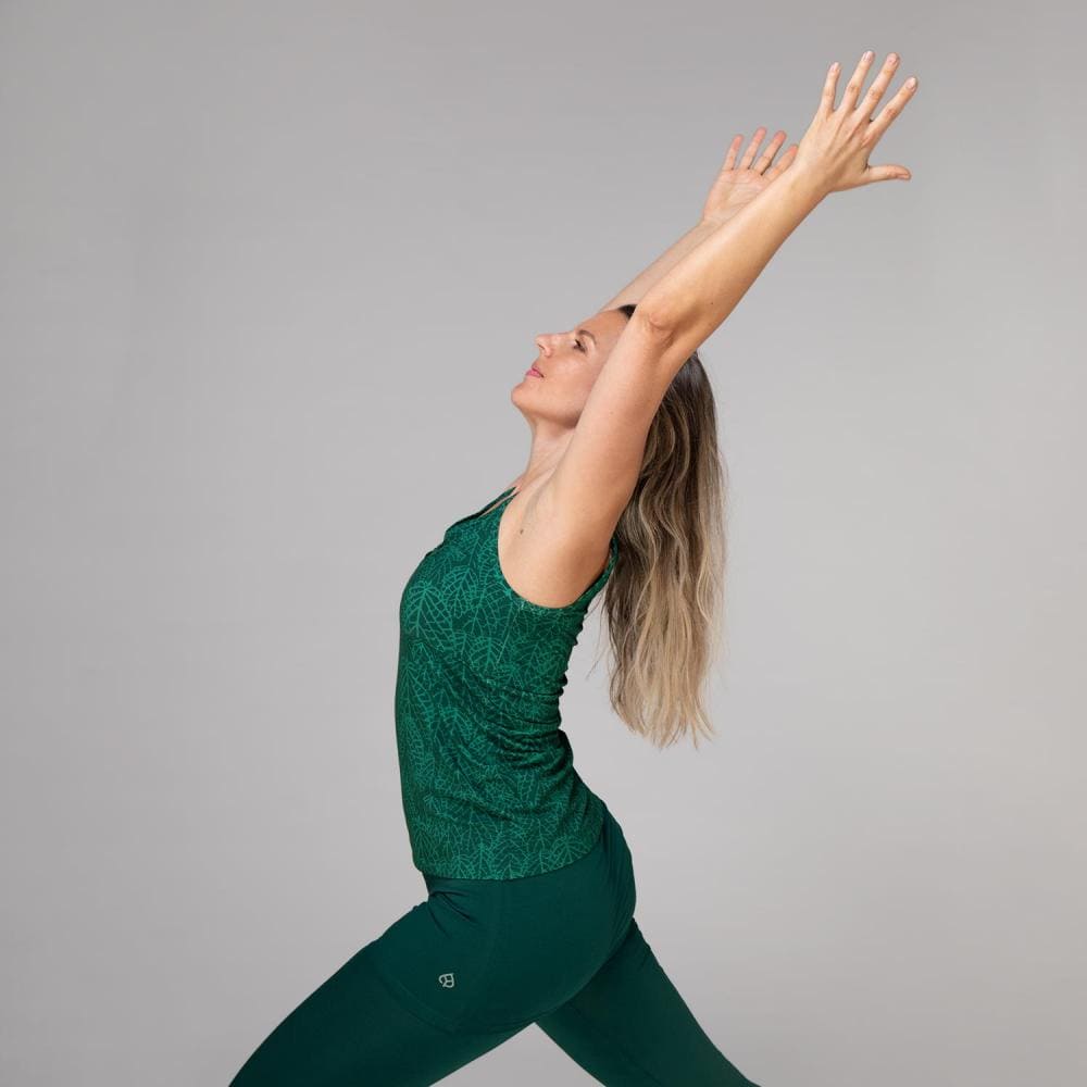 top yoga racerback su modella