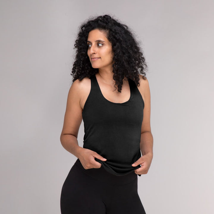 top nira nero vista frontale su modella