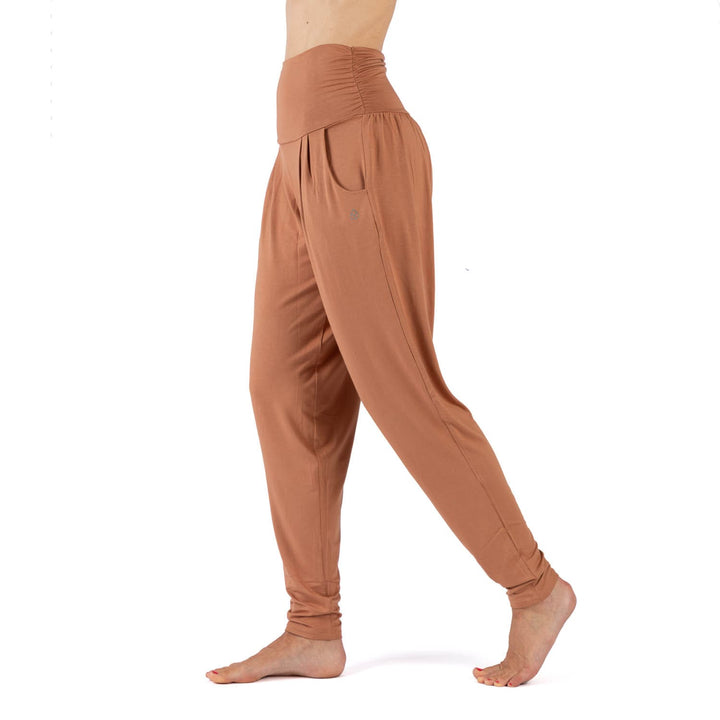 pantalone yoga Loose pant stile harem color caramello di lato
