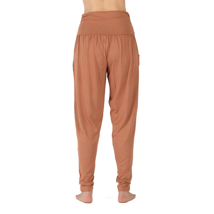 pantalone yoga Loose pant stile harem color caramello dietro