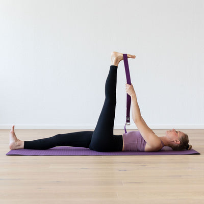 Tappetino yoga pilates TPE 'Flow' viola con modella in uso