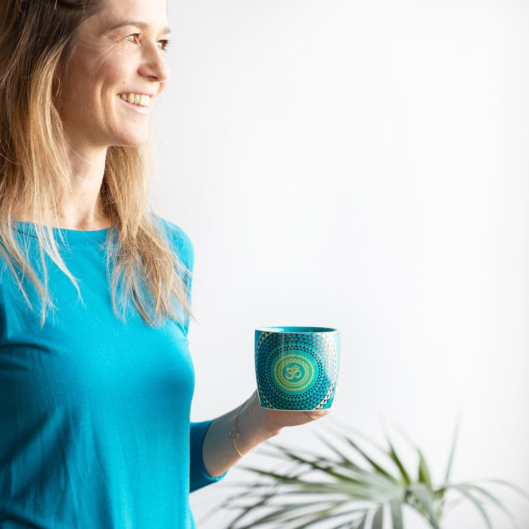 Tazza yogimug disegno mandala in mano a modella
