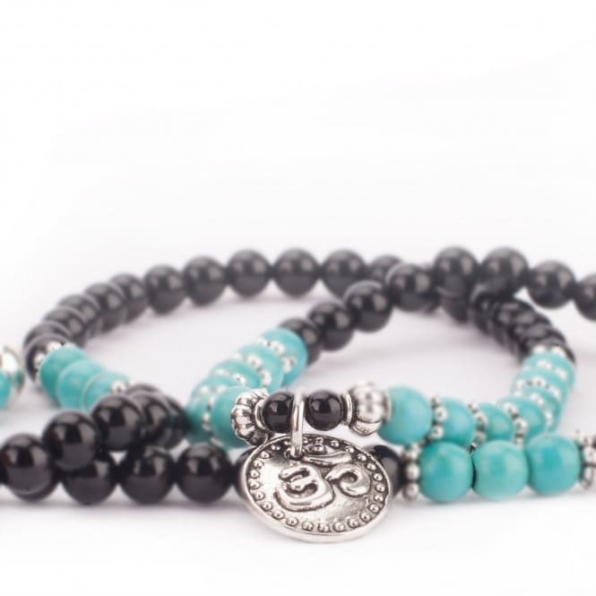 Bracciale collana elasticizzato in agata nera e turchese con charm simbolo 'OM' ravvicinato