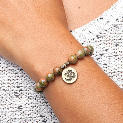 Bracciale unakite con charme OM indossato