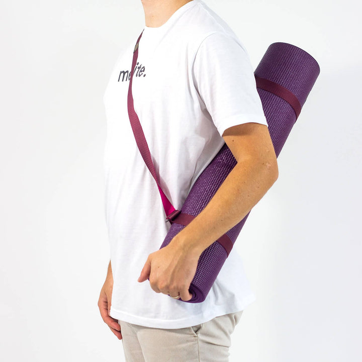 cintura da indossare a tracolla per trasportare tappetino yoga indossata