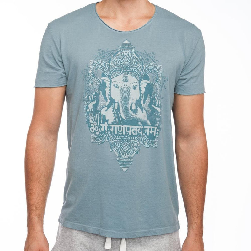 T-shirt yoga con raffigurato il dio ganesh, in colore blu polvere.