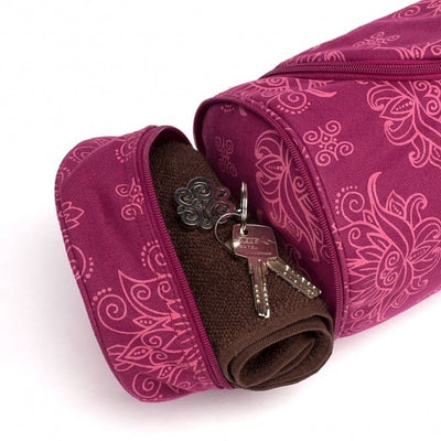 Custodia per trasportare il tappetino yoga a tracolla con tasche e ampia apertura con cerniera, particolare tasca.