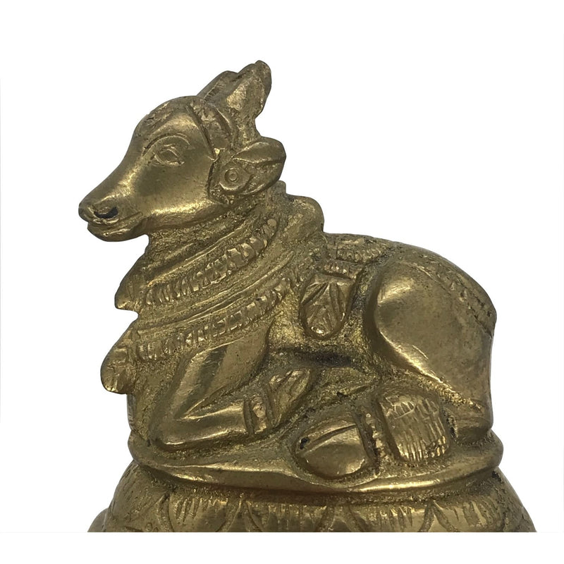statuetta del toro e deità Nandi in bronzo dorato ravvicinato
