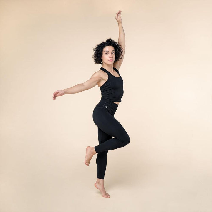 Cropped top ovvero canotta lunghezza vita nero modella stretching