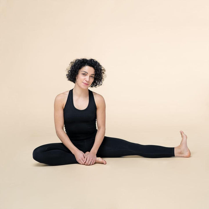 Cropped top ovvero canotta lunghezza vita nero davanti su modella