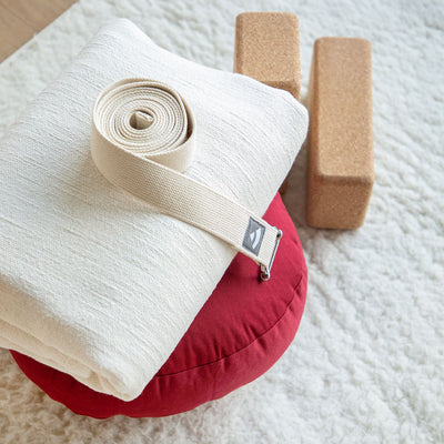 coperta shavasana con cintura yoga e blocchi sughero appoggiati su cuscino meditazione rondoflat bordò