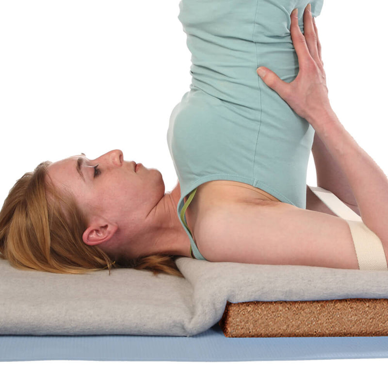 Bocco o mattoncino yoga in sughero, rettangolare, per inversioni sulle spalle esempio uso
